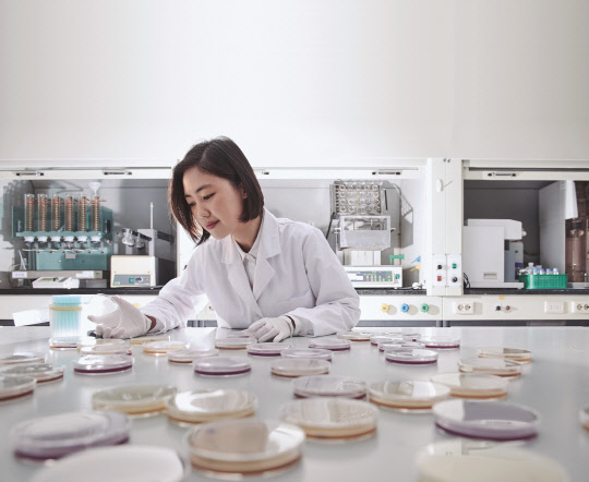 서울 마곡 롯데중앙연구소에서 연구원이 건강기능식품을 개발하고 있다. <롯데지주 제공>